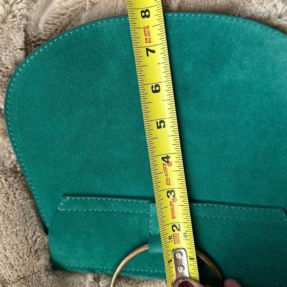 Sundance suede purse in beautiful emerald green; made in Italy

Strap 22” - Picture 7 of 8